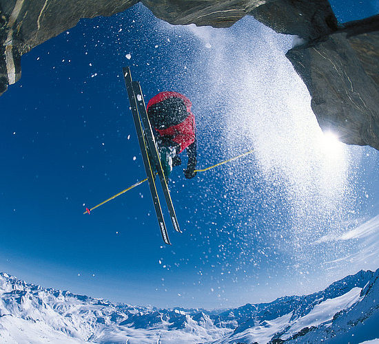 Sciare sulle montagne ad alta quota in svizzera