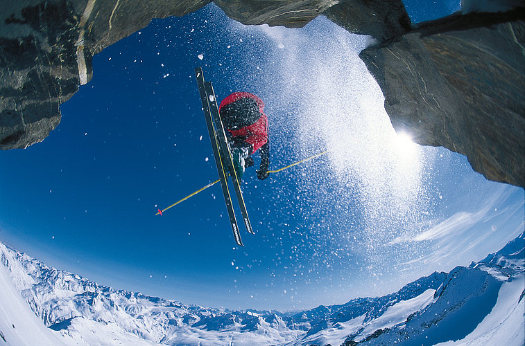 Sciare sulle montagne ad alta quota in svizzera