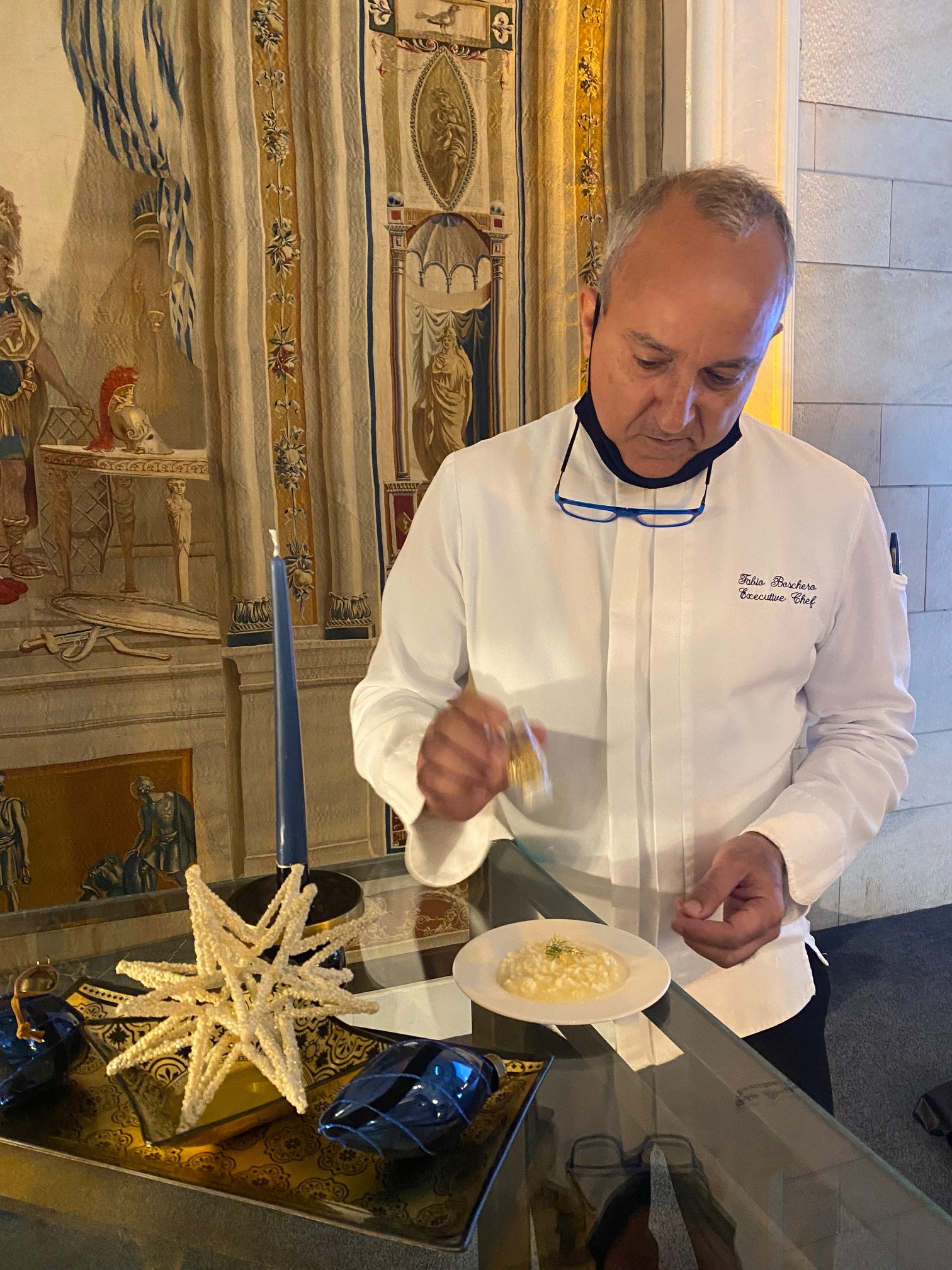 Lo chef Fabio Boschero con il risotto ai fiocchi d'oro 24 k
