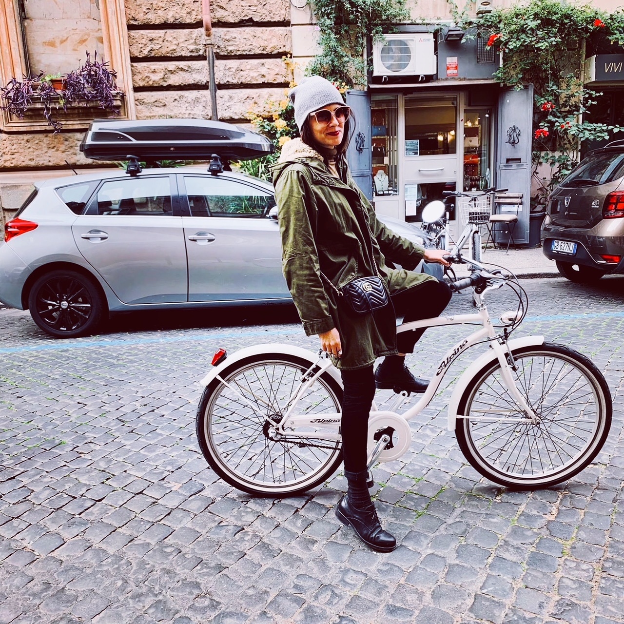 Sabrina Quartieri - I viaggi di Bibi in bicicletta di fronte a Ercoli 1928 a Trastevere