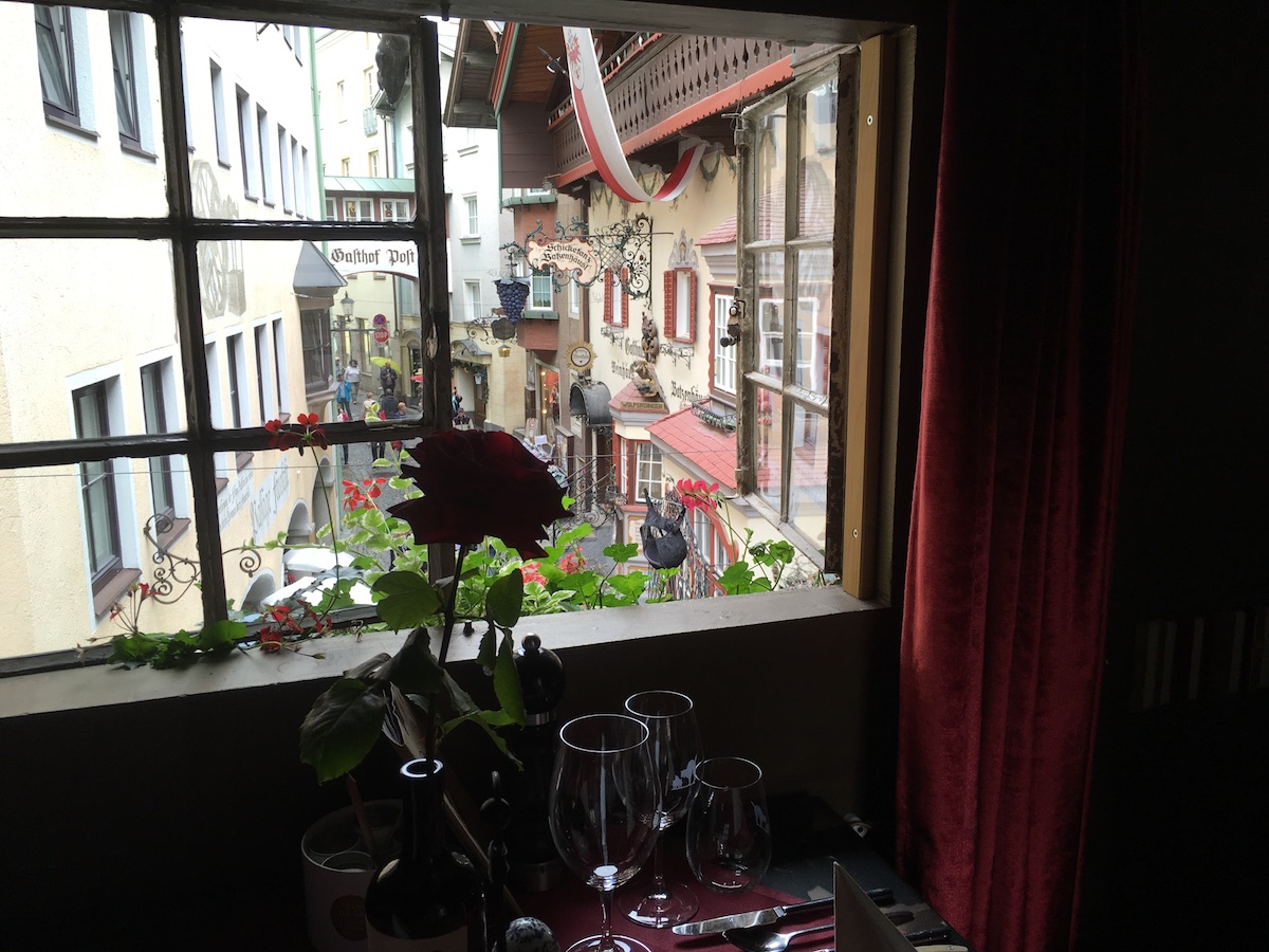 ristorante transetto di Kufstein col tavolo per due da fuori