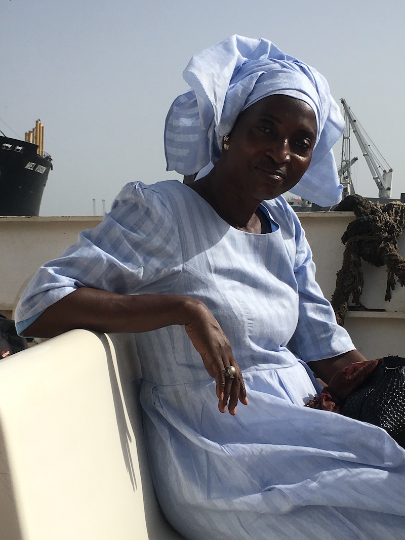 Una donna senegalese sul traghetto verso Gorée