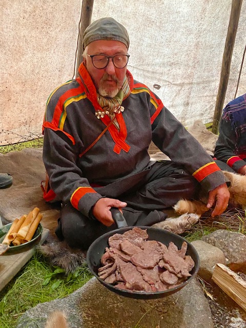 Cena nella tenda sami in Lapponia svedese