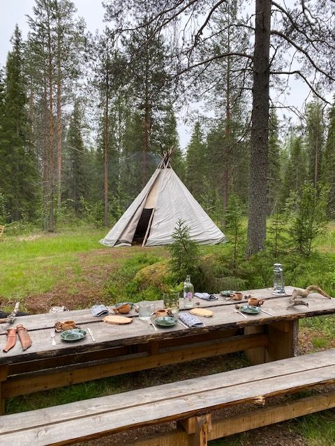 Tavolo e tenda sami nella Lapponia svedese