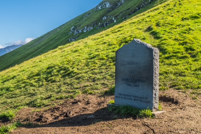 La lapide di "No time to die" alle Isole Faroe