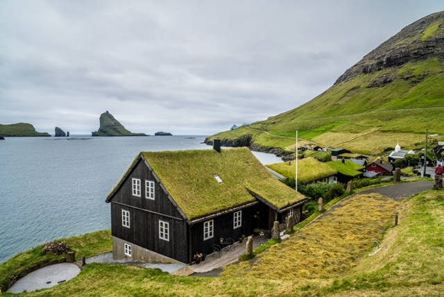 Viaggio alle Isole Faroe - le case con il tetto d'erba