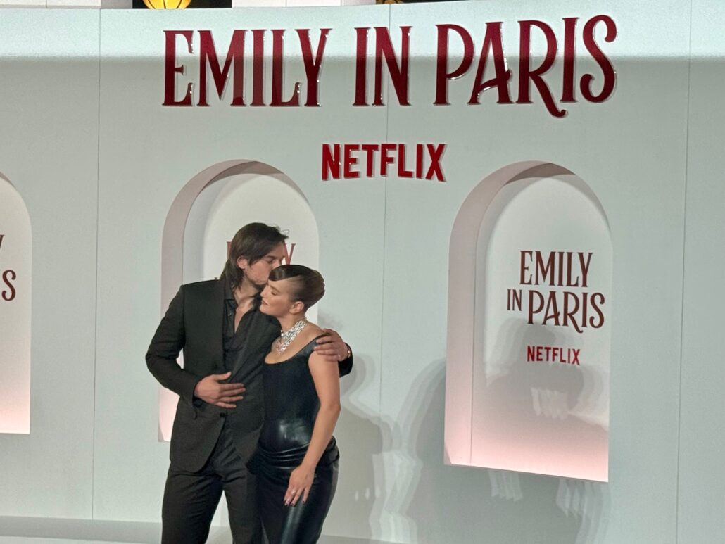 Lucas Bravo e Camille Razet alla première di Emily in paris