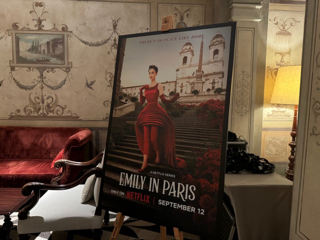 Poster di Emily in Paris con abito rosso