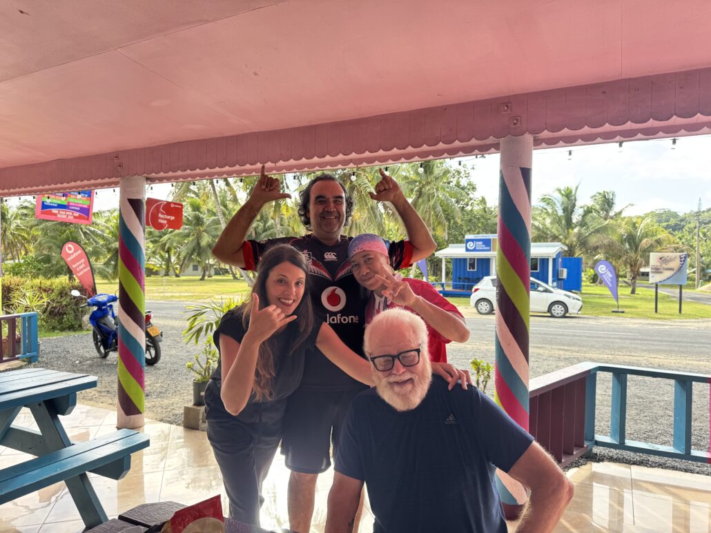 Sabrina Quartieri con amici ad Aitutaki
