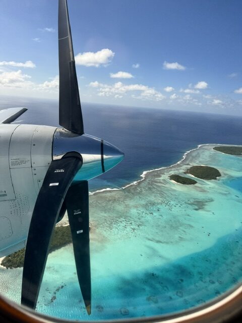 La laguna di Aitutaki durante il volo con Air Rarotonga